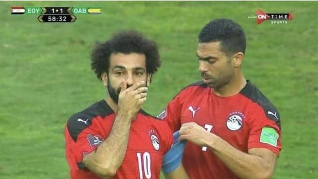 احمد فتحي يضع الشاره لمحمد صلاح