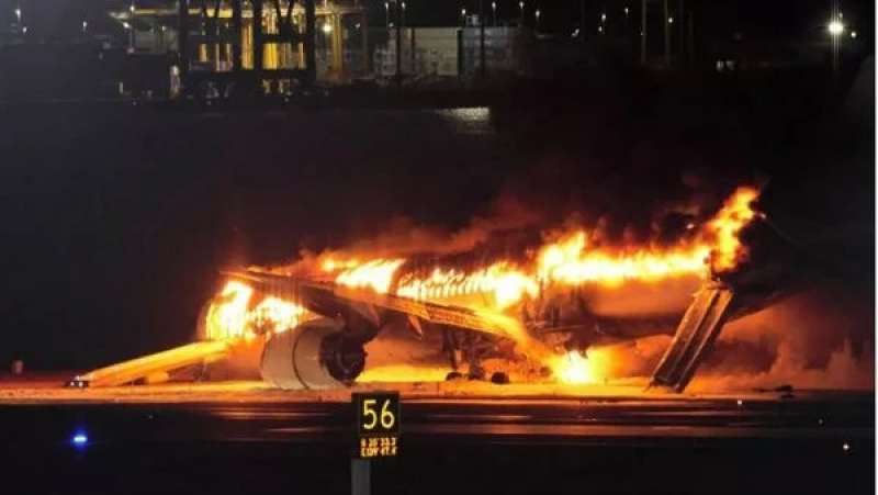 حريق طائرة ركاب باليابان
