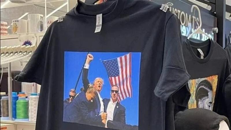 بعد محاوله إغتياله .. نفاذ مبيعات قمصان لصور ترامب